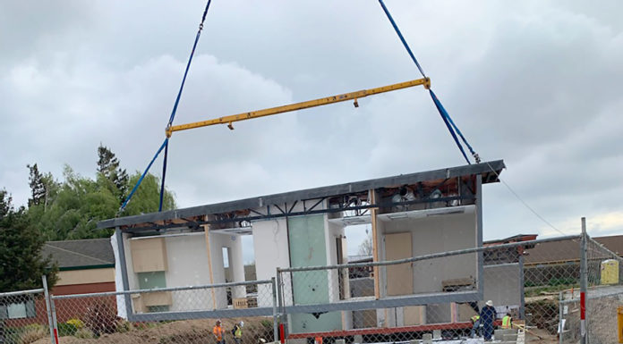 Crews assemble building for new women’s clinic in Soledad